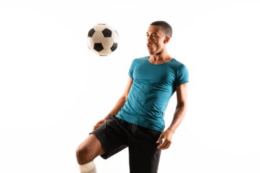 Izole beyaz arka plan üzerinde Afro Amerikan futbolcu adam
