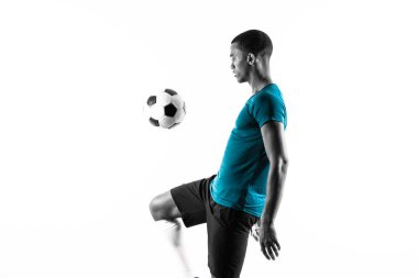 Izole beyaz arka plan üzerinde Afro Amerikan futbolcu adam