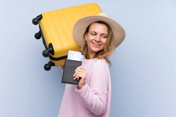 Blondine Mit Koffer Und Pass Urlaub — Stockfoto