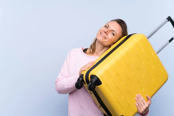 Blondynka Odizolowanym Tle Wakacjach Walizką Podróżną — Zdjęcie stockowe