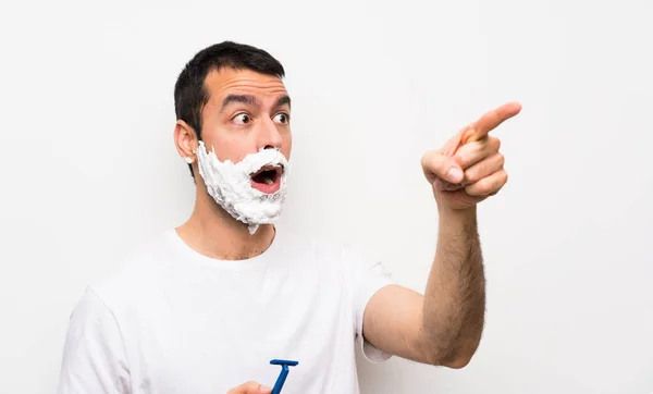 Homme Rasant Barbe Sur Fond Blanc Isolé Pointant Doigt — Photo