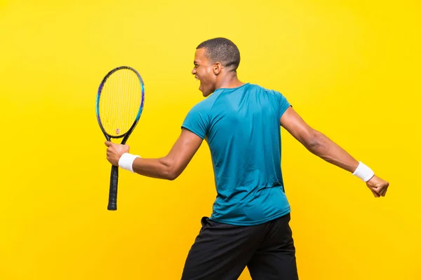 고립 된 노란색 배경을 통해 아프로 미국 테니스 선수 남자 — 스톡 사진