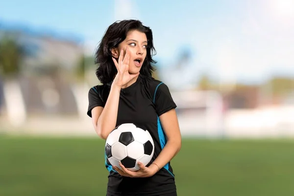 Giovane Giocatore Calcio Donna Gridando Con Bocca Spalancata All Aperto — Foto Stock