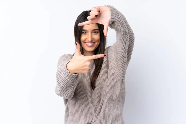 Junge Brünette Frau Über Isoliertem Weißem Hintergrund Mit Fokussiertem Gesicht — Stockfoto