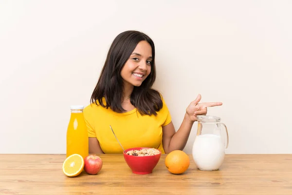 Junge Brünette Mädchen Mit Frühstücksmilch Zeigt Mit Dem Finger Auf — Stockfoto