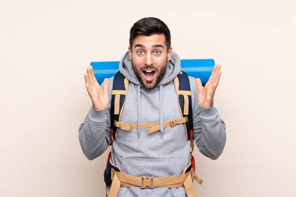 Junger Bergsteiger Mit Großem Rucksack Vor Isoliertem Hintergrund Mit Überraschendem — Stockfoto