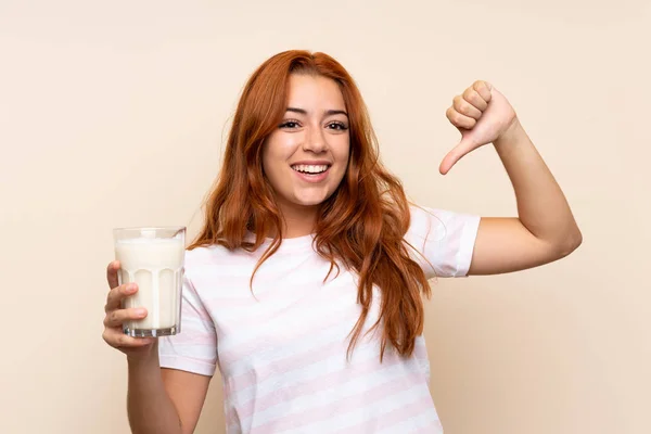 Adolescente Pelirroja Chica Sosteniendo Vaso Leche Sobre Aislado Fondo Orgulloso — Foto de Stock