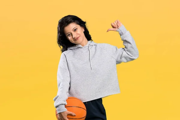 Jonge Vrouw Spelen Basketbal Trots Zelfvoldaan Geïsoleerde Achtergrond — Stockfoto