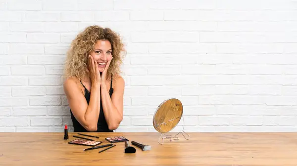 Mujer Joven Con Mucho Cepillo Maquillaje Una Mesa Con Expresión — Foto de Stock