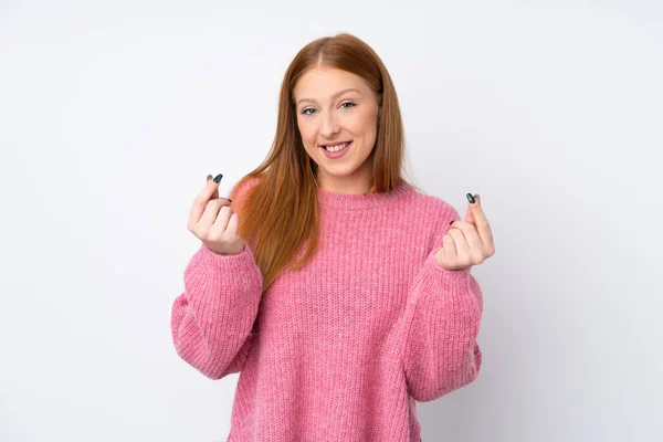 Ung Rödhårig Kvinna Med Rosa Tröja Över Isolerad Vit Bakgrund — Stockfoto