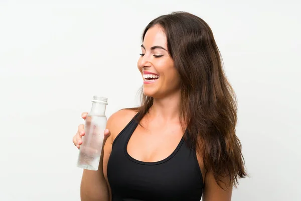 Jeune femme sur fond blanc isolé avec une bouteille d'eau — Photo