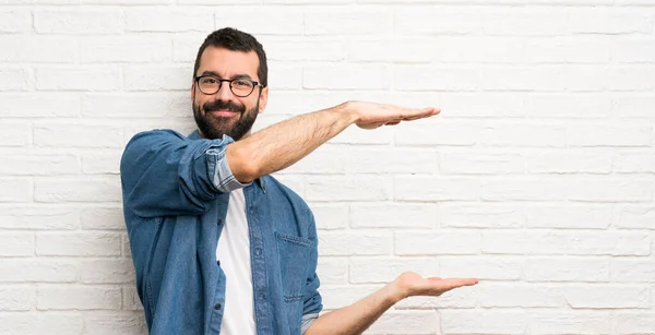 Homem Bonito Com Barba Sobre Parede Tijolo Branco Segurando Copyspace — Fotografia de Stock