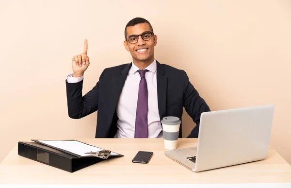 Ofisindeki Genç Adamı Dizüstü Bilgisayarı Diğer Belgelerle Iyinin Işaretini Gösteriyor — Stok fotoğraf