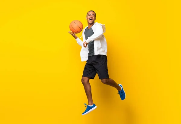 Afro giocatore di basket americano uomo oltre isolato backgro giallo — Foto Stock