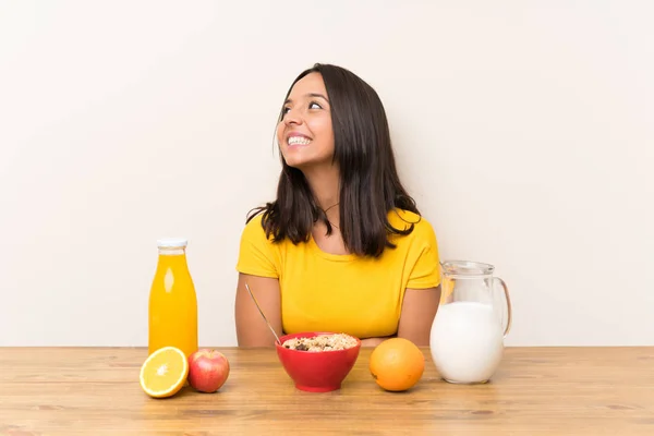 Junge Brünette Mädchen Beim Frühstück Milch Lachen — Stockfoto