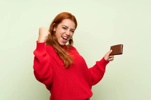 Tiener Redhead Meisje Met Trui Geïsoleerde Groene Achtergrond Houden Van — Stockfoto