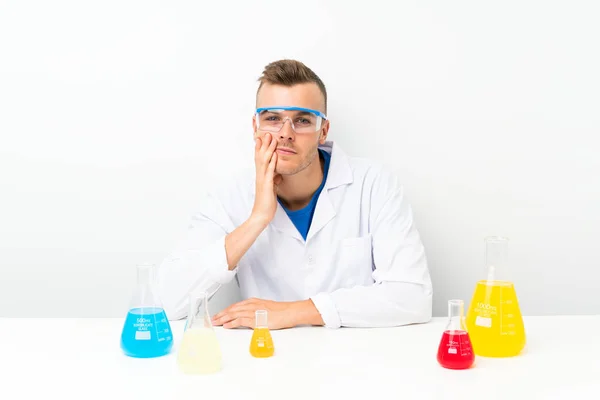 Junge Wissenschaftlerin Mit Vielen Laborflaschen Unglücklich Und Frustriert — Stockfoto