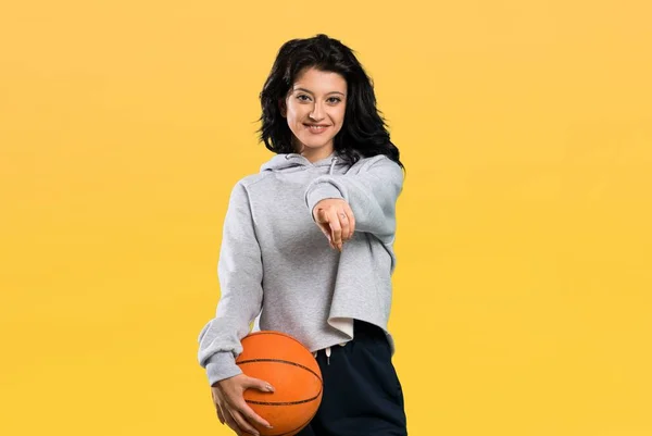 Jovem Mulher Jogando Basquete Aponta Dedo Você Com Uma Expressão — Fotografia de Stock