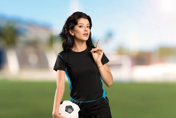 Young Football Player Woman Intending Realizes Solution While Lifting Finger — ストック写真