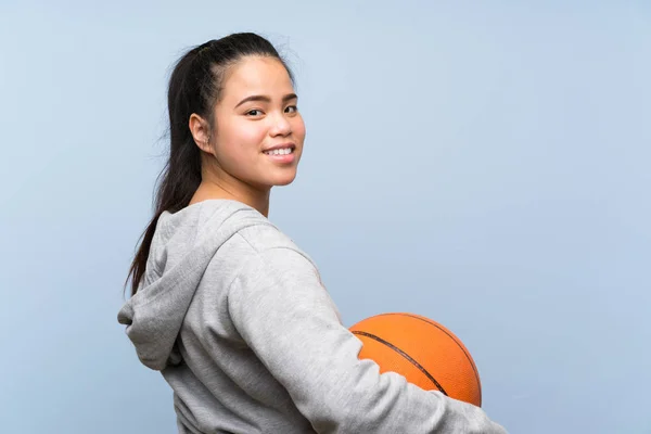 젊은 아시아 소녀 재생 농구 위에 고립 된 배경 — 스톡 사진