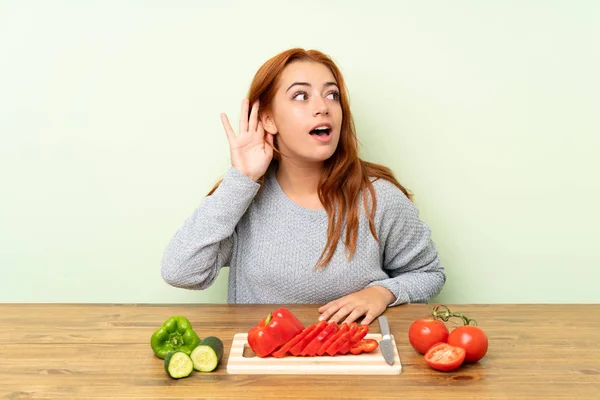 Teenager Redhead Girl Vegetables Table Listening Something — Stock Photo, Image