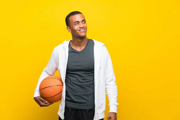 Afro Americano Jogador Basquete Homem Olhando Para Cima Enquanto Sorrindo — Fotografia de Stock