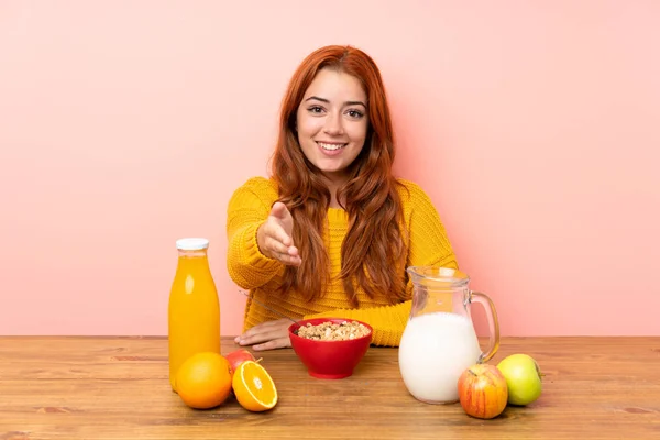 Teenager Rotschopf Mädchen Having Breakfast Ein Table Händeschütteln Nach Gut — Stockfoto