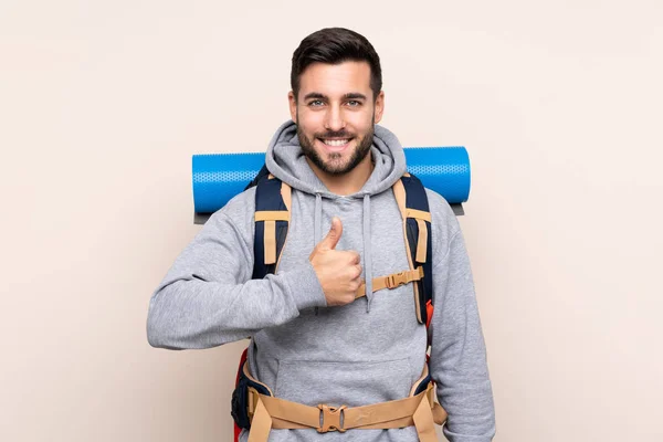 Jovem Montanhista Homem Com Uma Grande Mochila Sobre Fundo Isolado — Fotografia de Stock