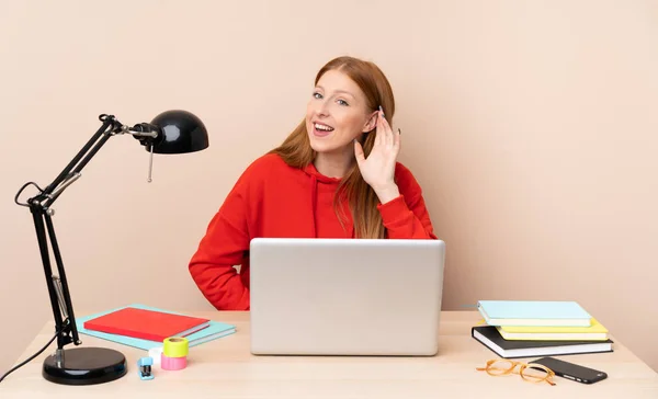 Mujer Joven Estudiante Lugar Trabajo Con Una Computadora Portátil Escuchando — Foto de Stock