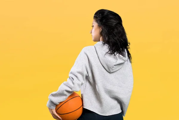 Νεαρή γυναίκα που παίζει μπάσκετ — Φωτογραφία Αρχείου