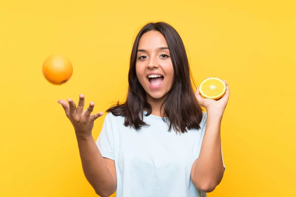 Ung Brunett Flicka Som Håller Orange — Stockfoto