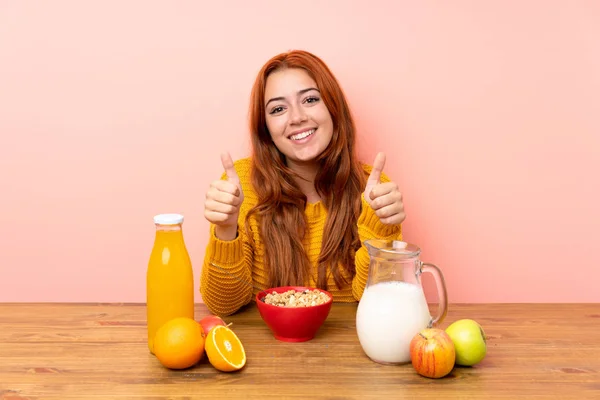 Teenager Rothaarige Mädchen Frühstücken Einem Tisch Gibt Einen Daumen Nach — Stockfoto