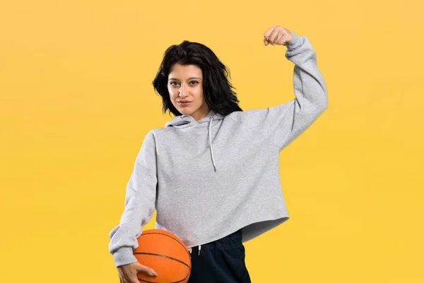 Mujer Joven Jugando Baloncesto Celebrando Una Victoria Sobre Fondo Aislado — Foto de Stock