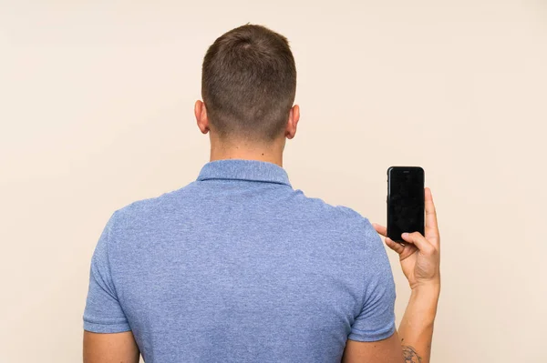 Ung Blond Man Använder Mobiltelefon Baksätet — Stockfoto