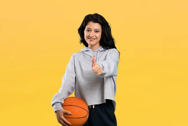 Jovem Mulher Jogando Basquete Com Polegares Para Cima Porque Algo — Fotografia de Stock