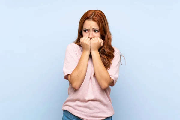 Adolescente Pelirroja Chica Sobre Aislado Azul Fondo Nervioso Asustado Poniendo — Foto de Stock