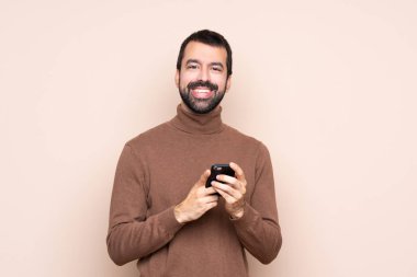 Arka planda izole edilmiş bir adam cep telefonuyla mesaj gönderiyor