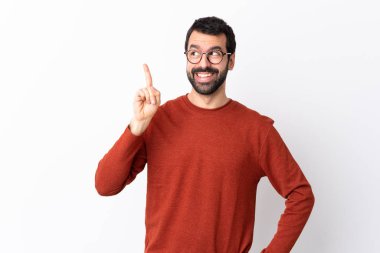 İzole edilmiş beyaz arka planı olan beyaz sakallı, beyaz, yakışıklı bir adam çözümü bulmak için parmağını kaldırıyor.