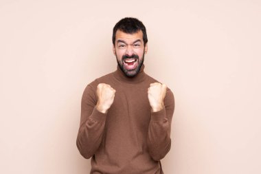 İzole edilmiş arka planda kalan adam kötü bir durum yüzünden hayal kırıklığına uğradı.