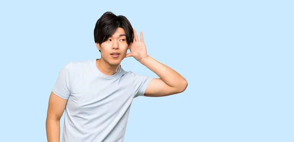 Asiatique Homme Avec Chemise Bleue Écoute Quelque Chose Mettant Main — Photo