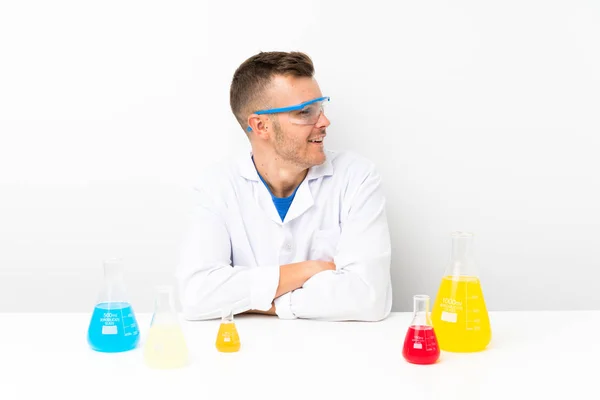 実験室のフラスコの笑いの多くを持つ若い科学 — ストック写真