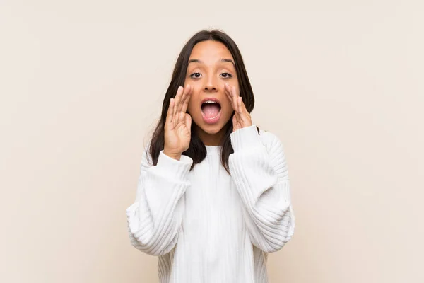 Giovane Donna Bruna Con Maglione Bianco Sfondo Isolato Urlando Con — Foto Stock