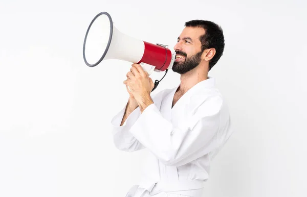 Jongeman Doet Karate Geïsoleerde Witte Achtergrond Schreeuwen Door Een Megafoon — Stockfoto