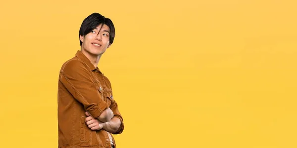 Asiatisk Man Med Brun Jacka Med Armarna Korsade Och Glad — Stockfoto