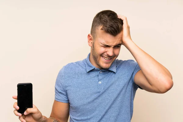 Jonge Blonde Man Met Behulp Van Mobiele Telefoon Heeft Iets — Stockfoto