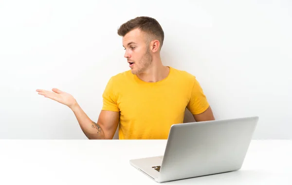 Jonge Blonde Man Een Tafel Met Een Laptop Met Copyspace — Stockfoto