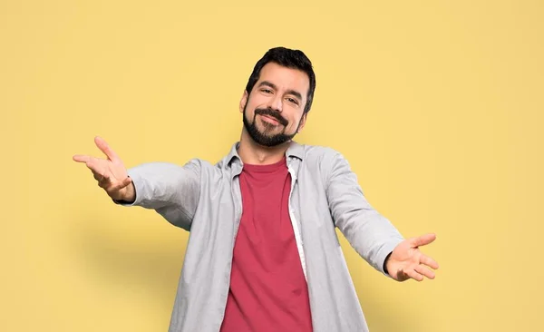 Handsome Man Beard Presenting Inviting Come Hand Isolated Yellow Background — Stockfoto