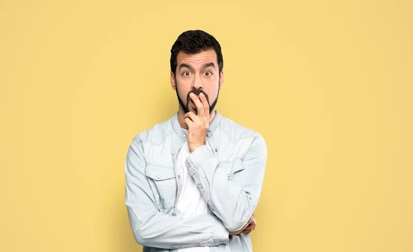 Bello Uomo Con Barba Sorpreso Scioccato Mentre Guardando Destra Isolato — Foto Stock