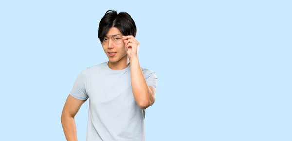 Asiatisk Man Med Blå Skjorta Med Glasögon Och Förvånad Över — Stockfoto