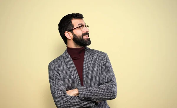 Hombre Guapo Con Gafas Mirando Hacia Arriba Mientras Sonríe — Foto de Stock